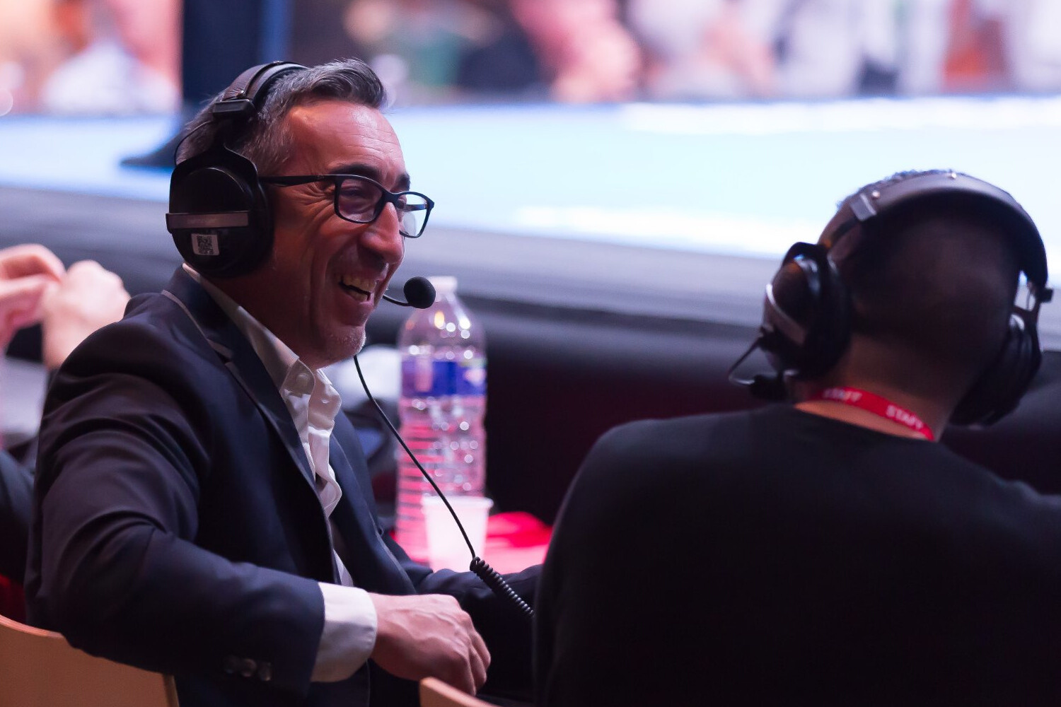 Arnaud Romera aux commentaires d'un live de boxe.