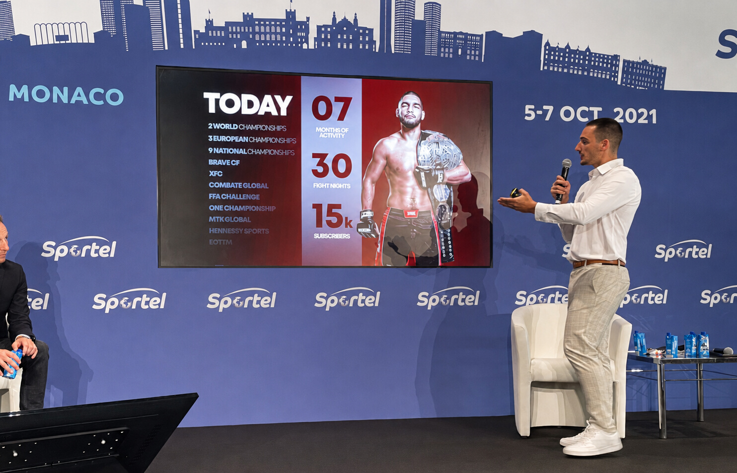 Tony Loumé, intervenant sur scène lors du SPORTEL 2021.